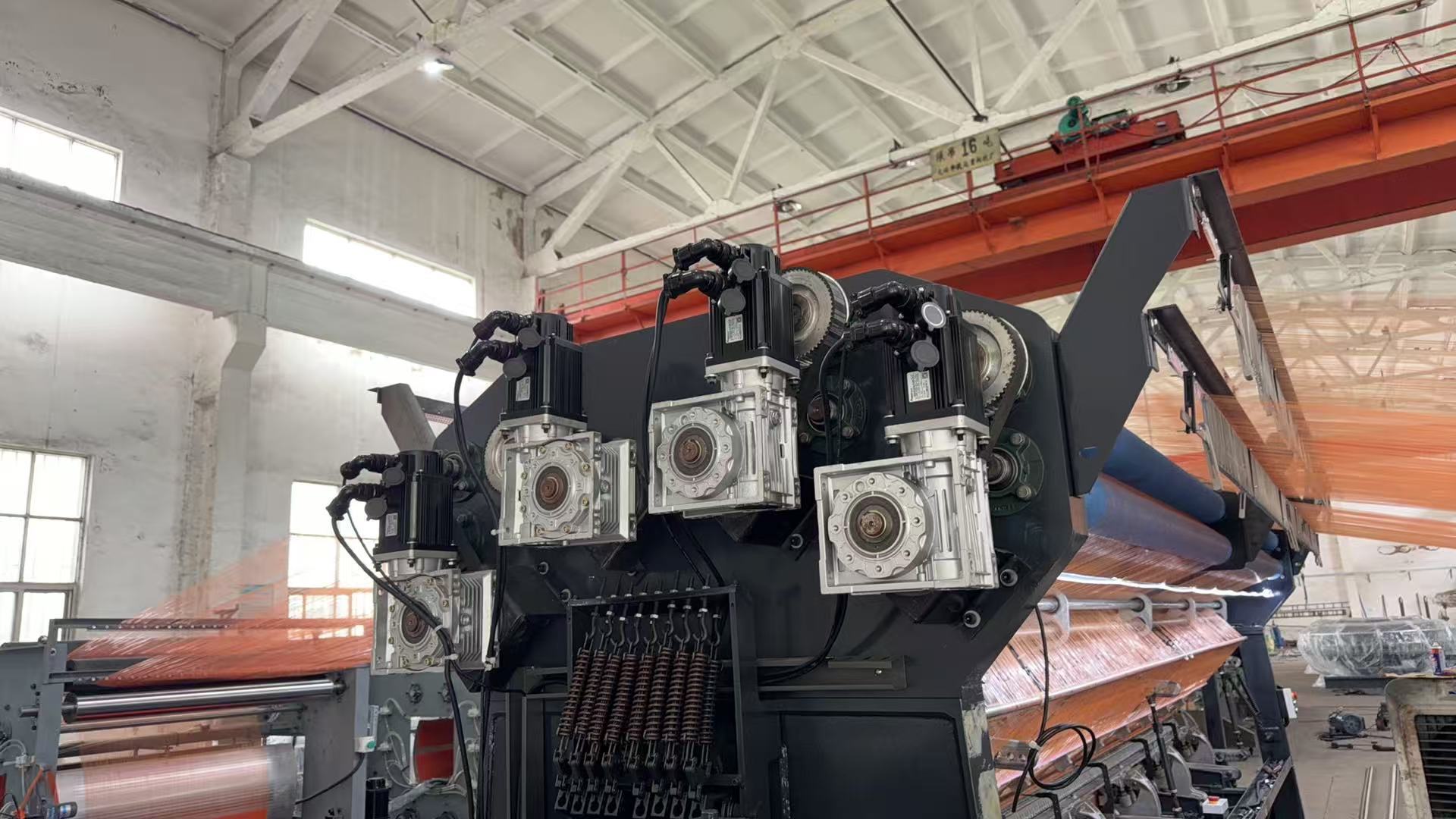 último caso de la compañía sobre Double Needle Bed Warp Knitting Machine for High-Quality Textile Fabric Production